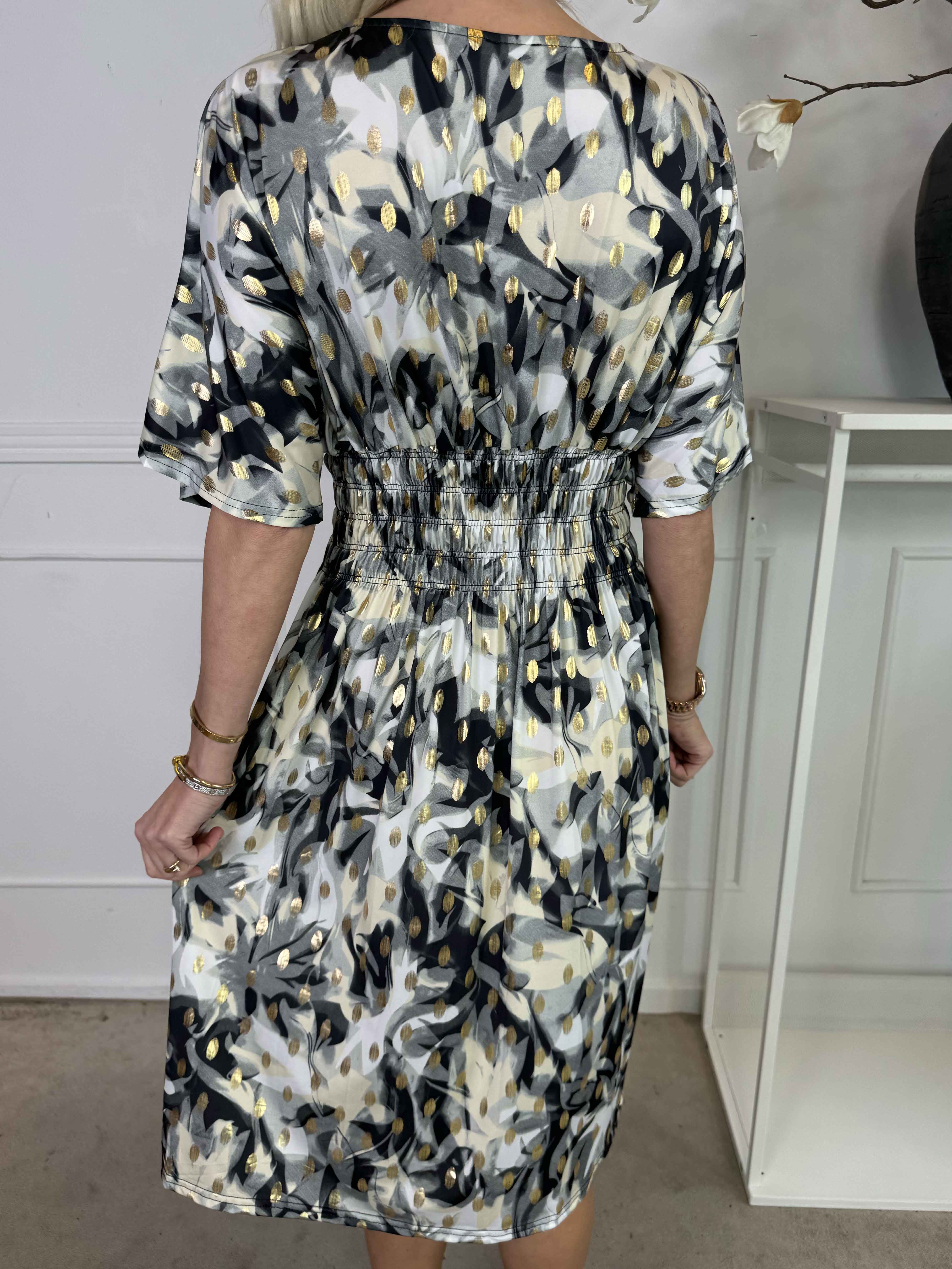 Pams Vacay Short - Mønstret elastisk kjole med smock i taljen